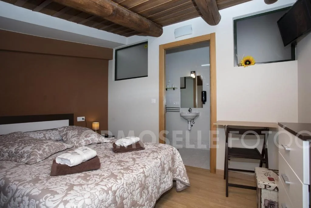 Habitación Doble con baño privado — Pension Siete en el Camino