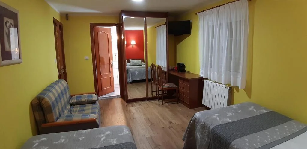 Camera doppia con letto aggiunto - 2 letti — Pensión Toranda