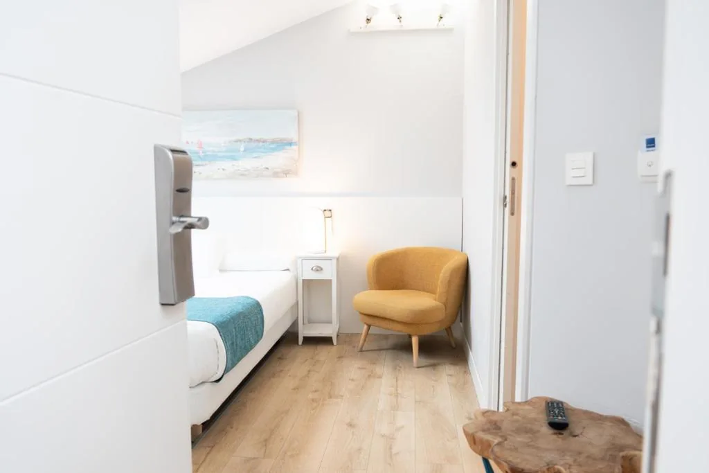 Habitación Triple con ducha - Ático — Pensión Txiki Polit