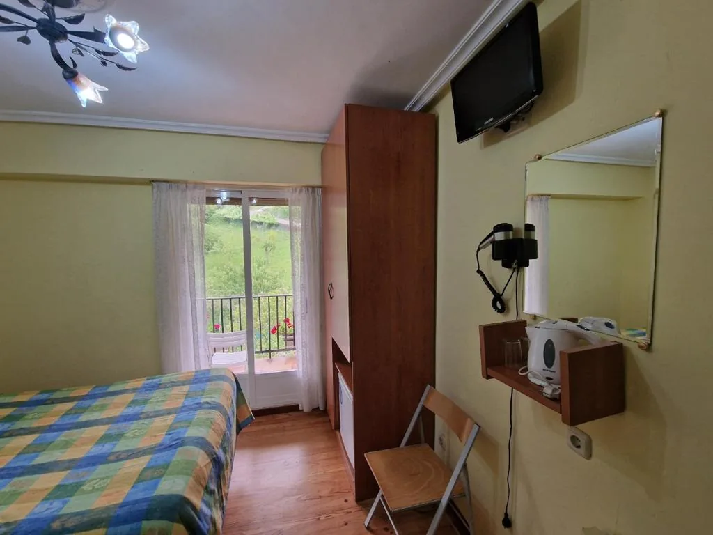 Quarto Duplo com casa de banho partilhada - 2 camas — Pensión Tximistarri - Auto Check-in