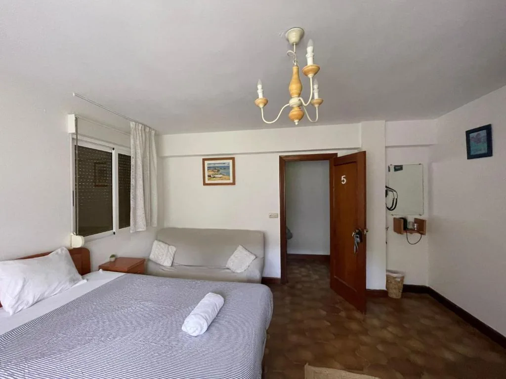 Quarto Duplo com casa de banho partilhada - 2 camas — Pensión Tximistarri - Auto Check-in