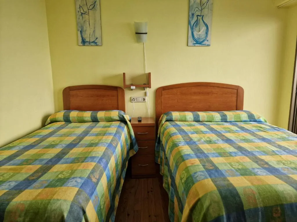Quarto Duplo com casa de banho partilhada - 2 camas — Pensión Tximistarri - Auto Check-in