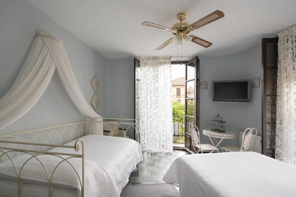 Triple con baño privado — Pension Venecia Gomerez