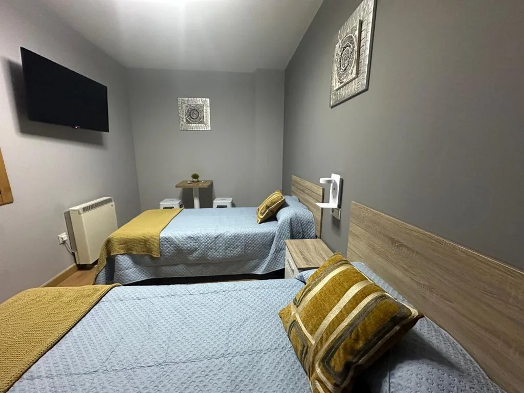 Habitación Doble con baño compartido — Pensión Villa Mayer - Grupo Arcanos