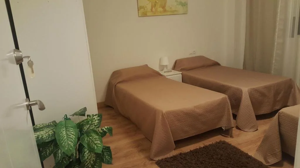 Quarto Triplo Básico com casa de banho partilhada — Pension Yna Holiday