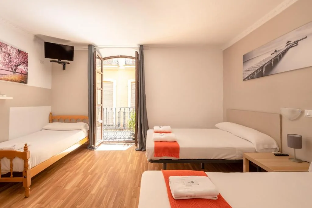 Habitación Cuádruple con baño privado — Pensión Zacatin
