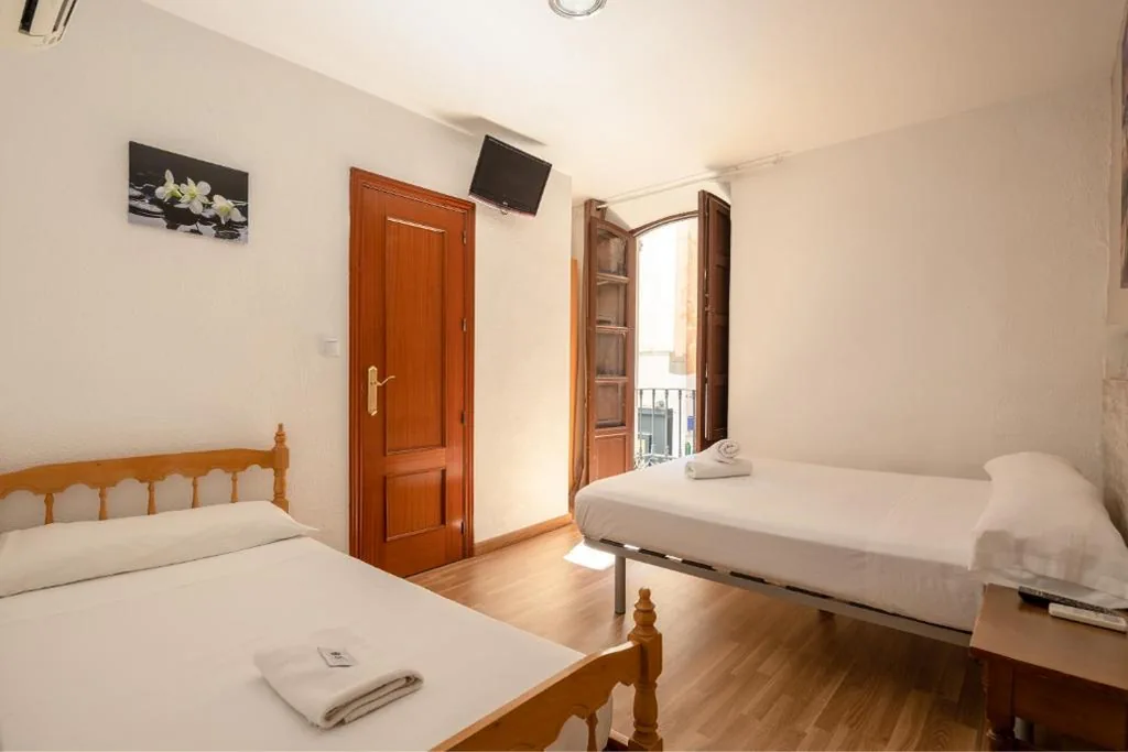 Habitación Doble con cama supletoria — Pensión Zacatin