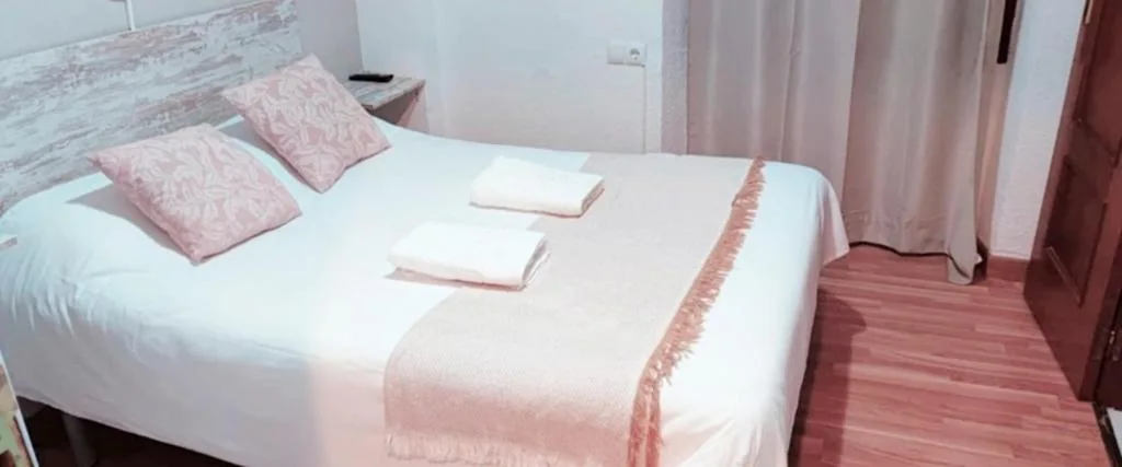 Habitación Individual con baño privado — Pensión Zacatin