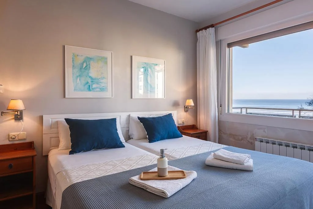 Tweepersoonskamer met uitzicht op zee - 2 bedden — Pensión Zarauz Playa