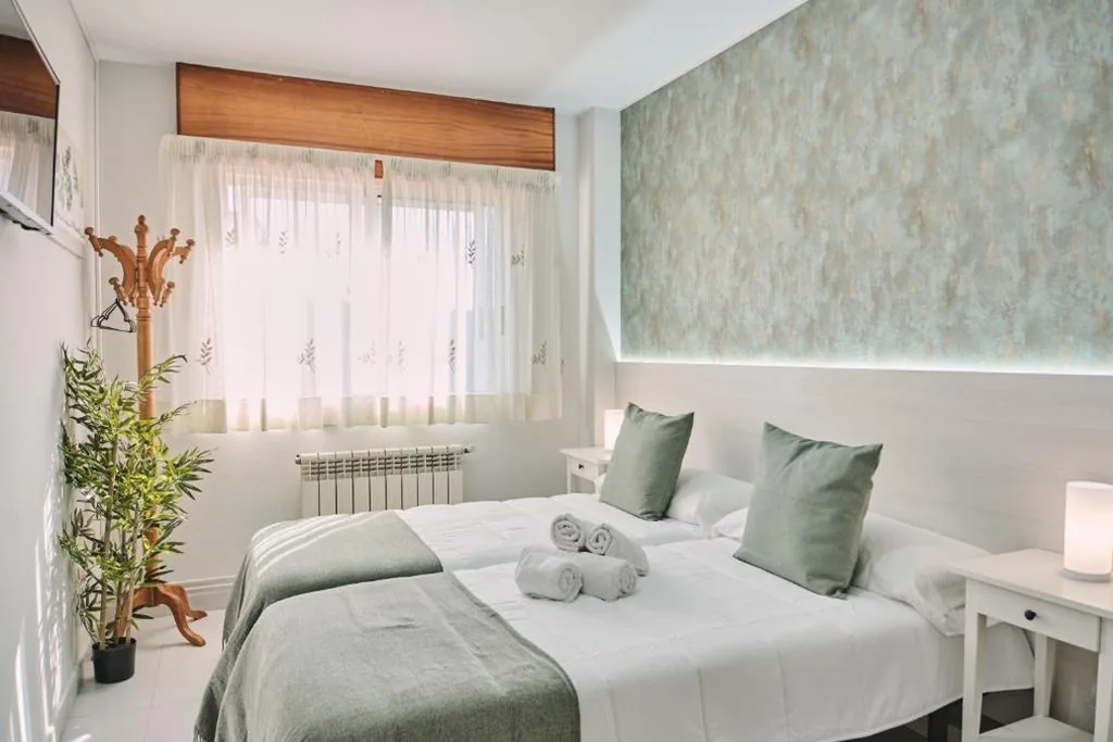 Quarto Duplo com casa de banho partilhada - 2 camas — Peregrina Pensión 6