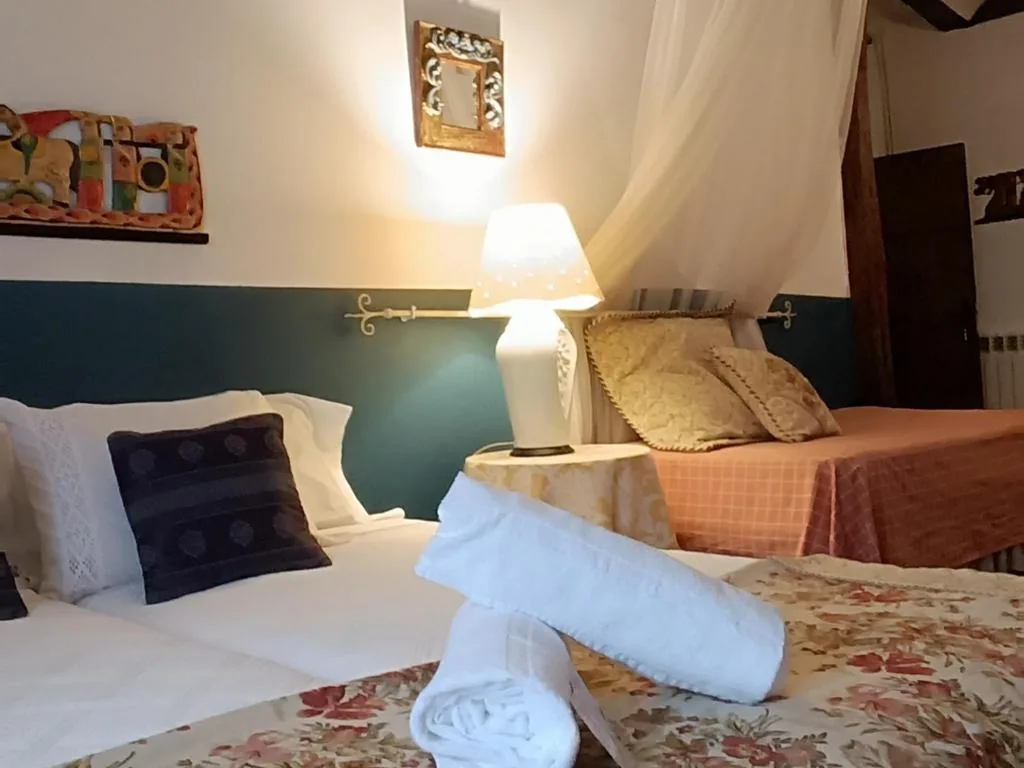 Habitación Triple con baño compartido — Peregrinando, pensión con encanto