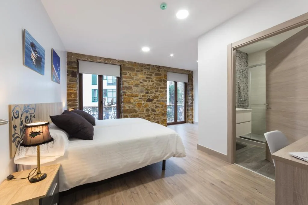 Habitación Triple con balcón — Petit Goierri
