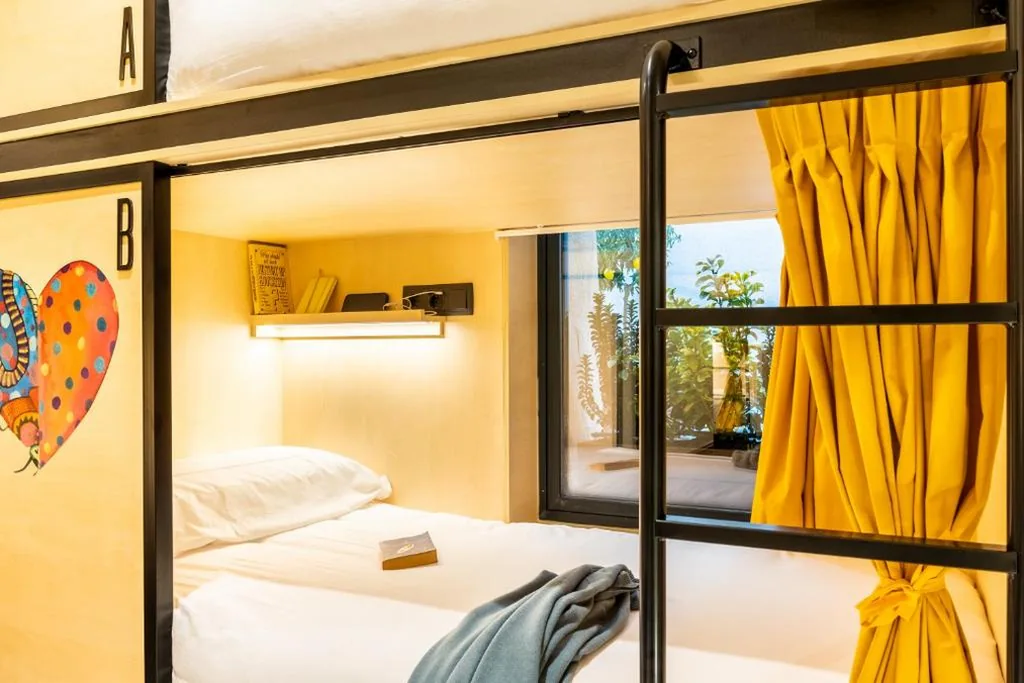 Cama en habitación compartida femenina de 8 camas — Petit Hostel Palacio Real