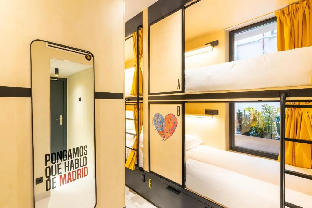 Cama en habitación compartida mixta de 12 camas — Petit Hostel Palacio Real