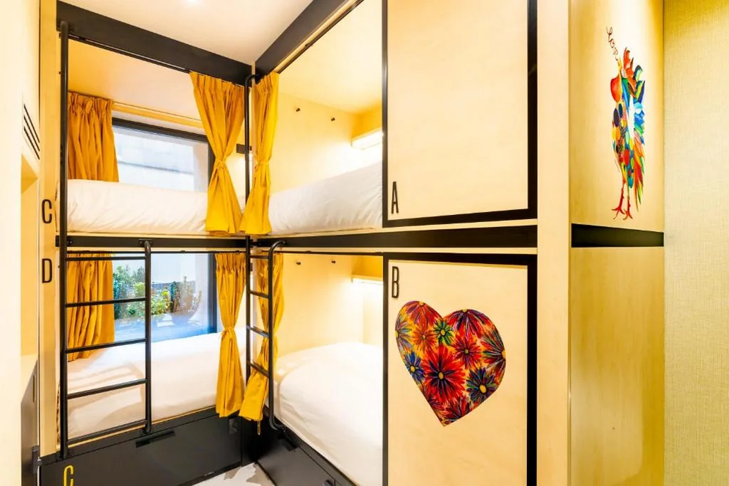 Habitación Cuádruple con baño privado — Petit Hostel Palacio Real