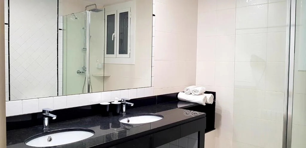 Camera doppia con bagno privato esterno - 2 letti — Petit Hotel