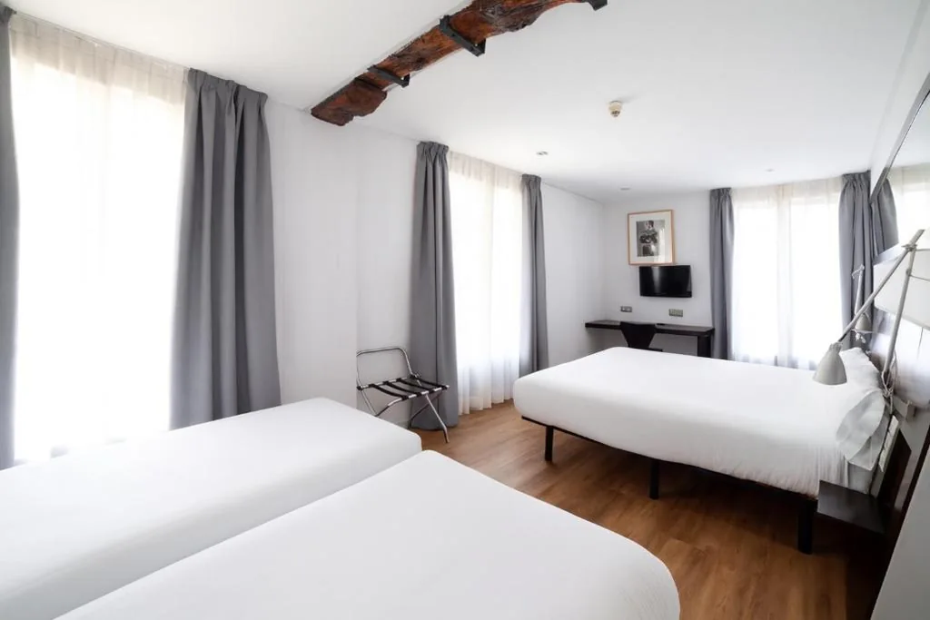 Camera doppia con 2 letti supplementari — Petit Palace Arana Bilbao