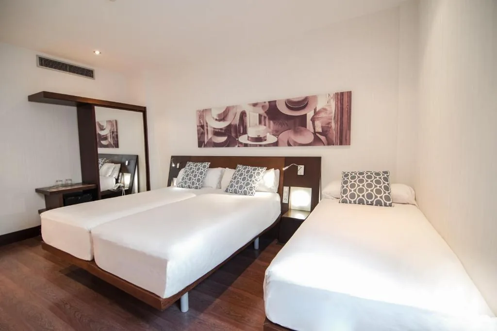 Dreibettzimmer — Petit Palace Marques Santa Ana