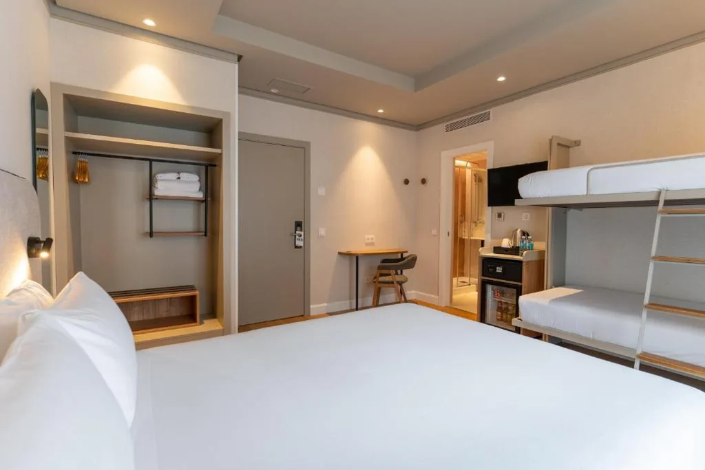 Quarto Quádruplo (4 adultos) — Petit Palace Preciados