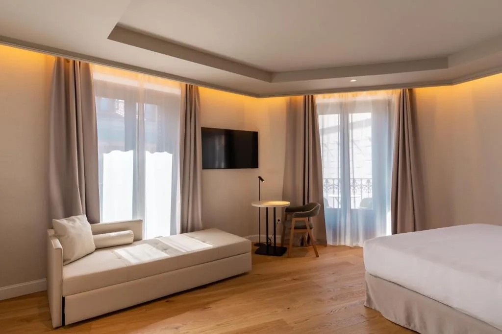 Quarto Duplo Deluxe com Cama King-size e Vista para a Cidade — Petit Palace Preciados