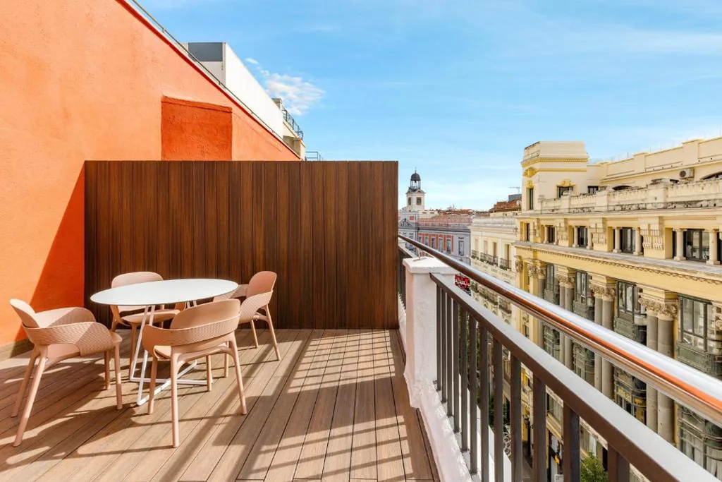 Habitación Deluxe con terraza (4 adultos) — Petit Palace Puerta del Sol