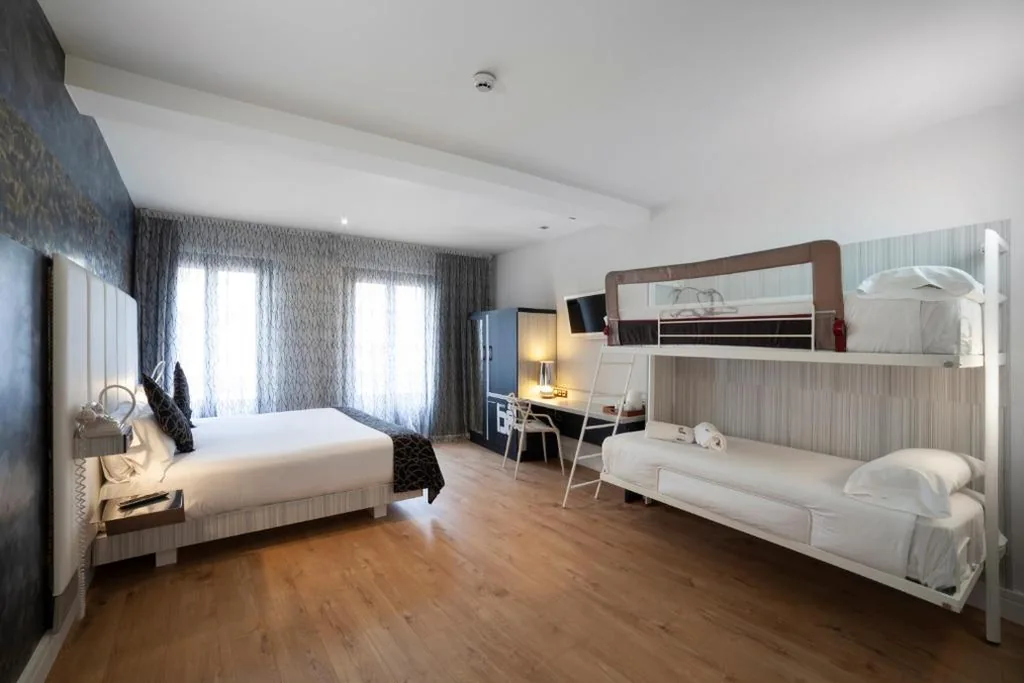 Quarto Quádruplo (4 adultos) — Petit Palace Savoy Alfonso XII