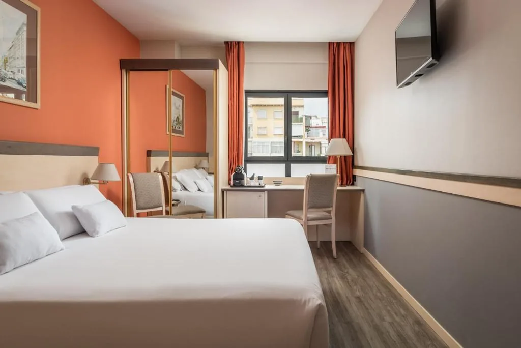 Standaard tweepersoonskamer - 1 of 2 bedden — Petit Palace Trencadís