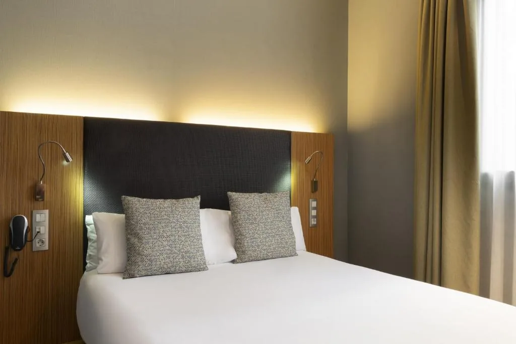 Habitación Doble Pequeña con vistas al interior (1-2 adultos) — Petit Palace Tres Cruces