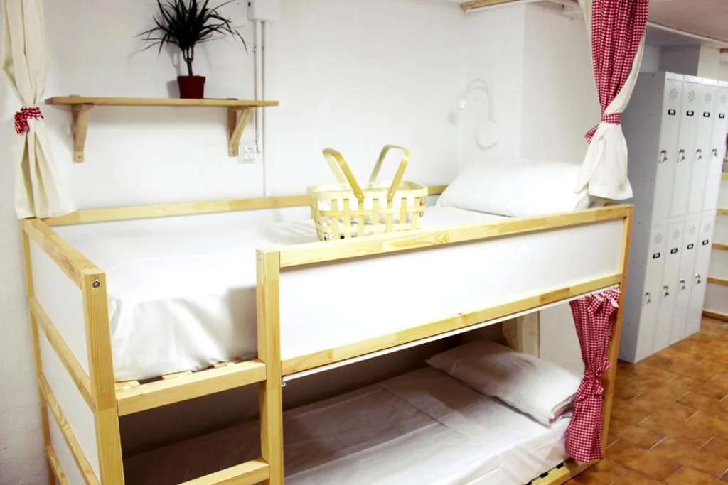 Cama en habitación compartida femenina de 10 camas — Picnic Dreams Boutique Hostel