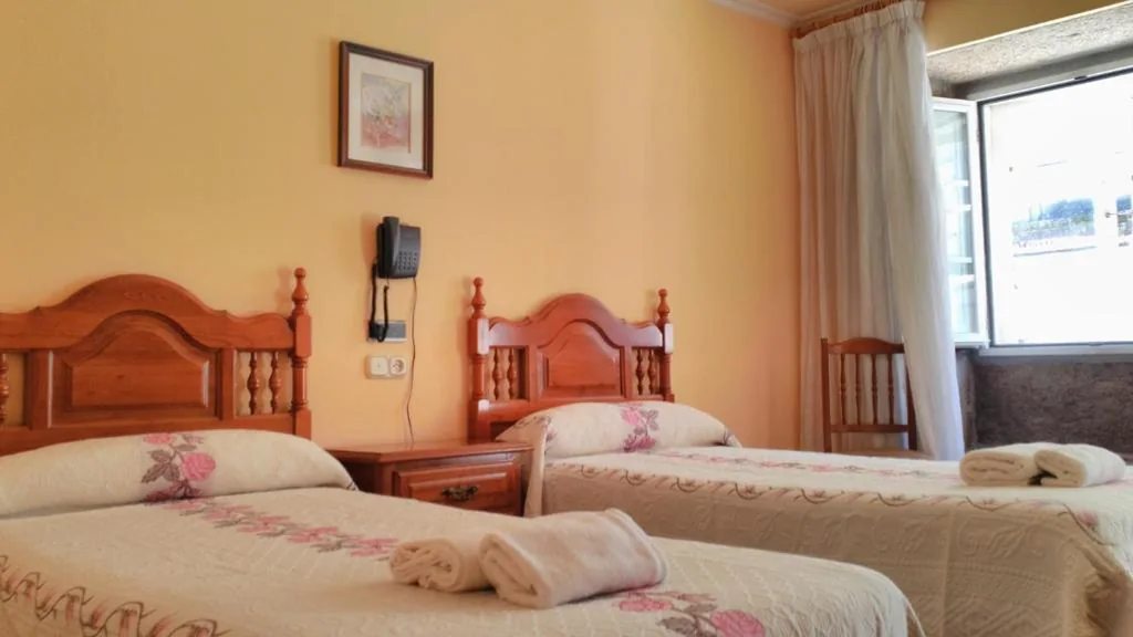 市街の景色を望む客室 - シングルベッド2台 — PICO SACRO I HOSTAL-PENSION Santiago de Compostela
