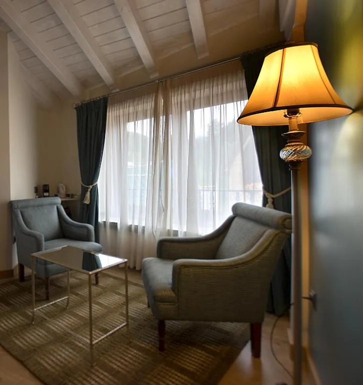 Suite con bañera de hidromasaje - Cama extragrande — Picos de Europa Suites and Rooms