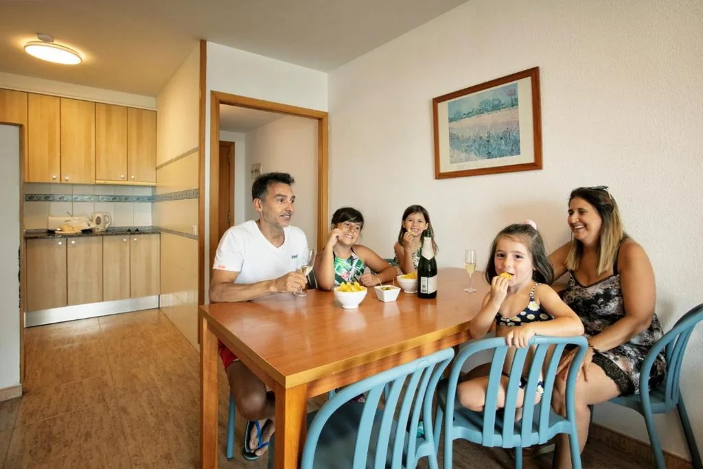Standaardappartement met 2 slaapkamers en balkon — Pins Platja Apartments