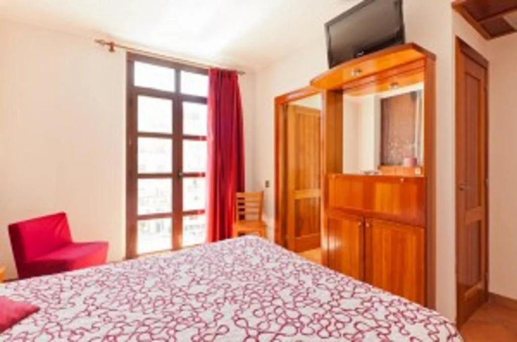 Chambre double avec vue sur la place - 1 ou 2 lits — Plaça De La Font