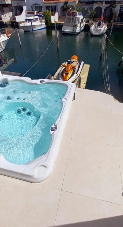 Plage à 500 m, Maison haut de gamme avec amarre privée, accès mer en 5 min sans pont, jacuzzi — foto 12