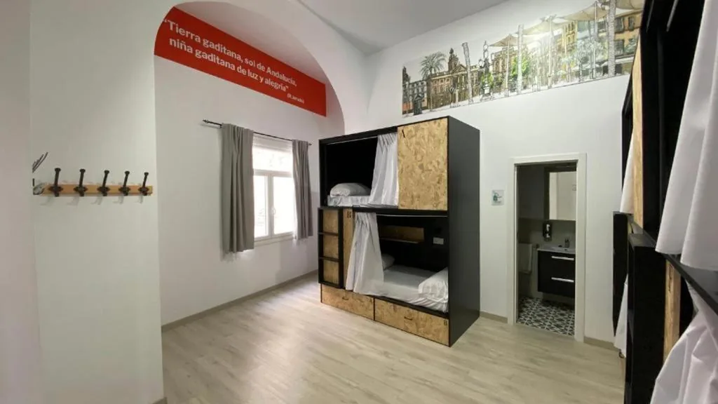 Bett im 6-Bett-Gemeinschaftsschlafsaal — Planeta Cadiz Hostel