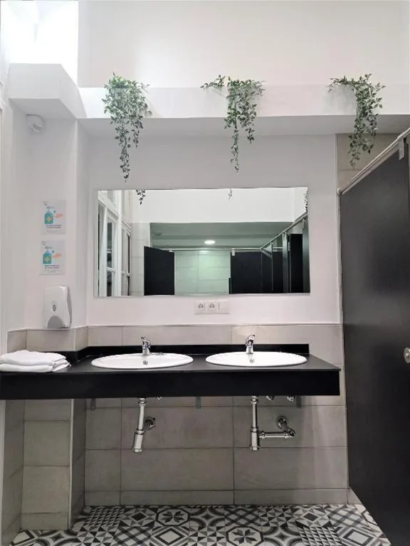 Einzelbett im 10-Bett-Gemeinschaftsschlafsaal — Planeta Cadiz Hostel