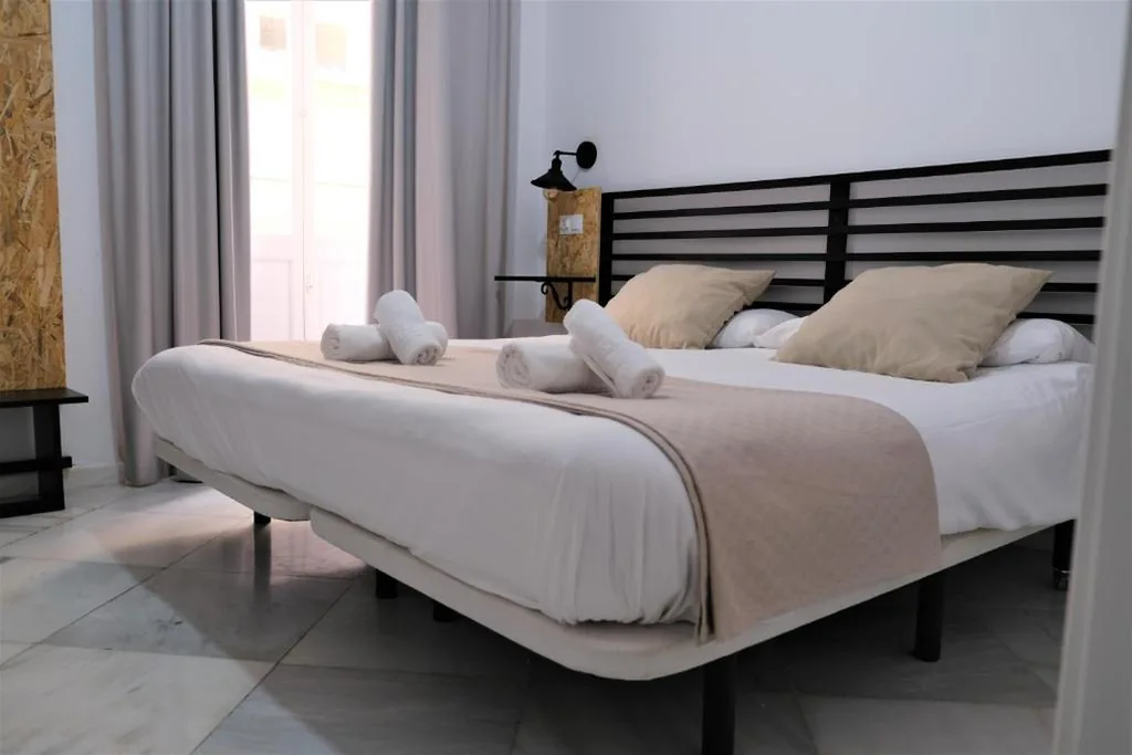 Deluxe-Doppelzimmer mit Balkon – 1 oder 2 Betten — Planeta Cadiz Hostel