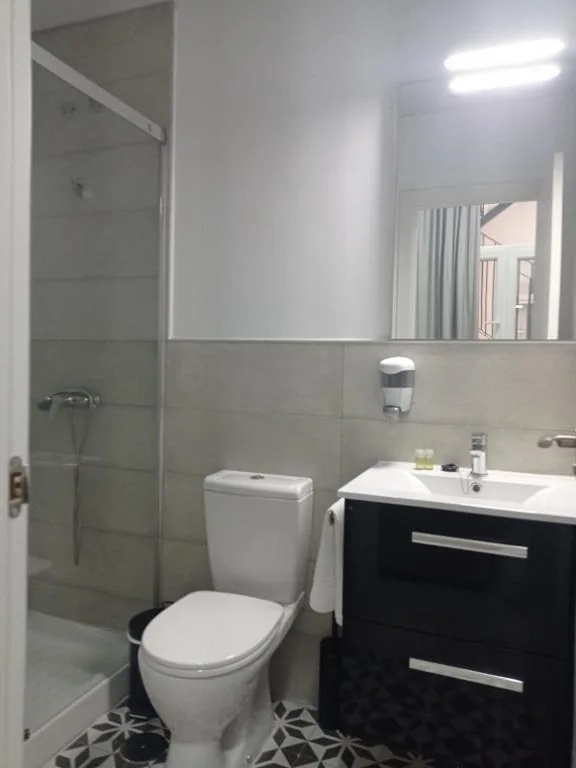 Budget-Doppelzimmer – 1 oder 2 Betten — Planeta Cadiz Hostel