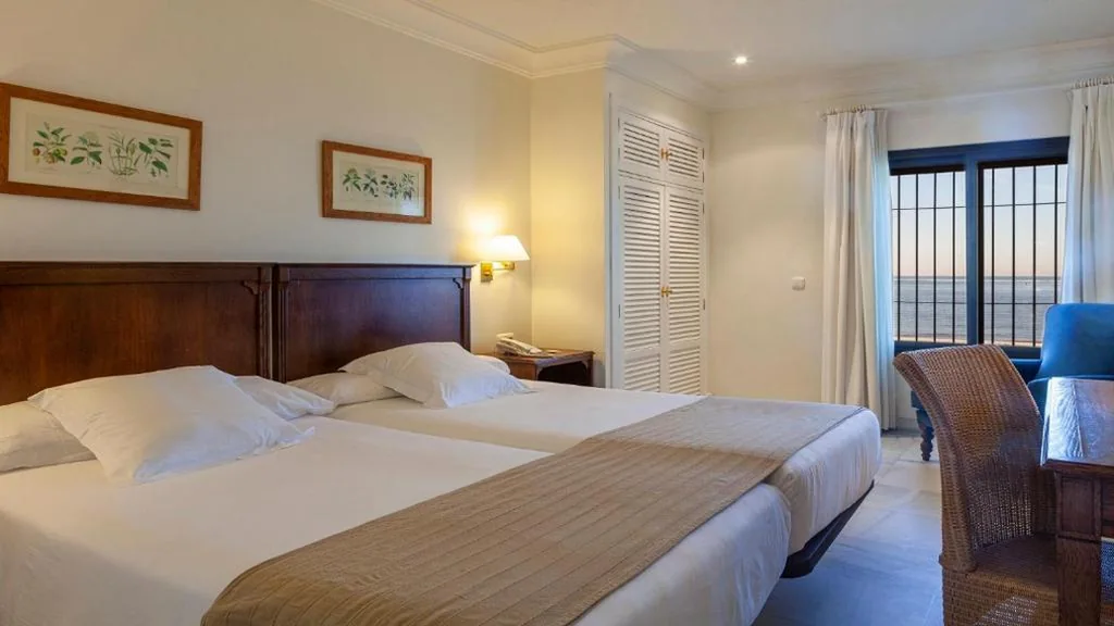 Suite Junior (2 adultos + 1 niño) — Playa de la Luz