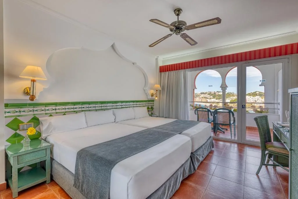 Habitación Doble Estándar con vistas al mar (2 adultos + 2 niños) - 2 camas — Playacálida