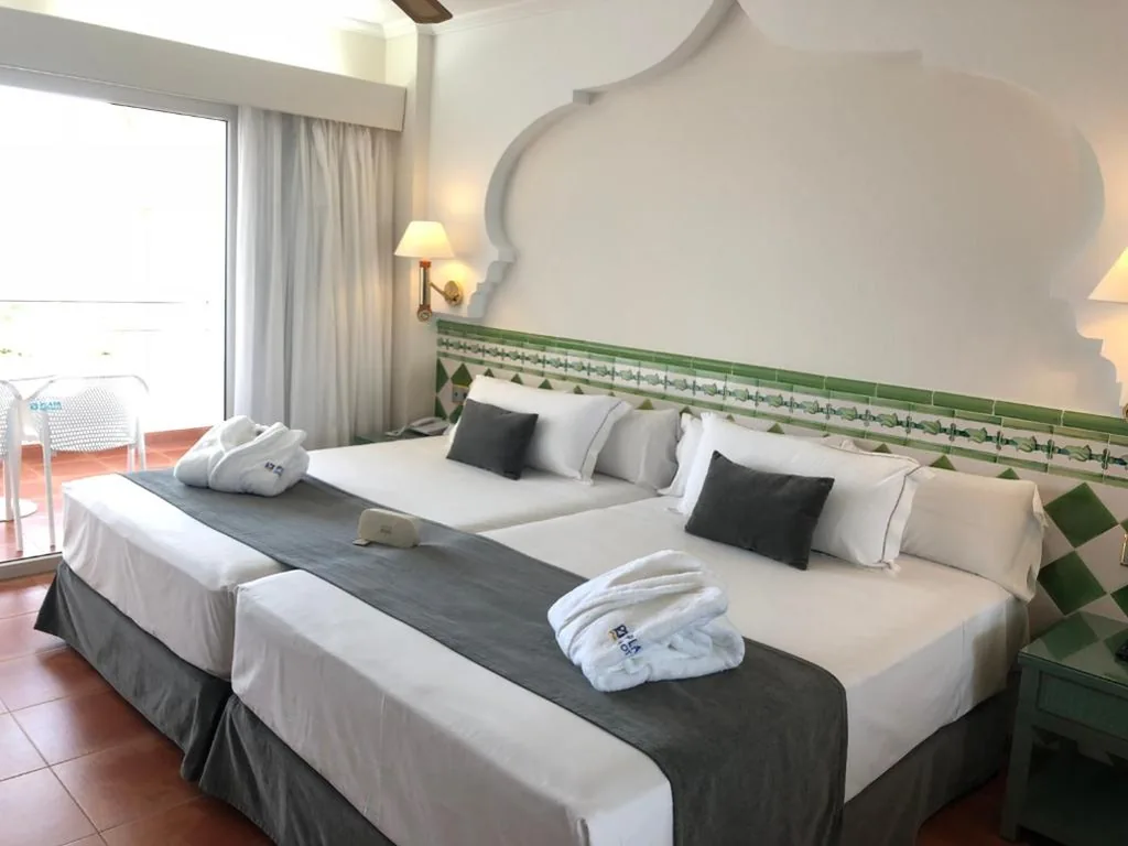 Habitación Doble Estándar con vistas al mar (2 adultos + 1 niño) - 2 camas — Playacálida