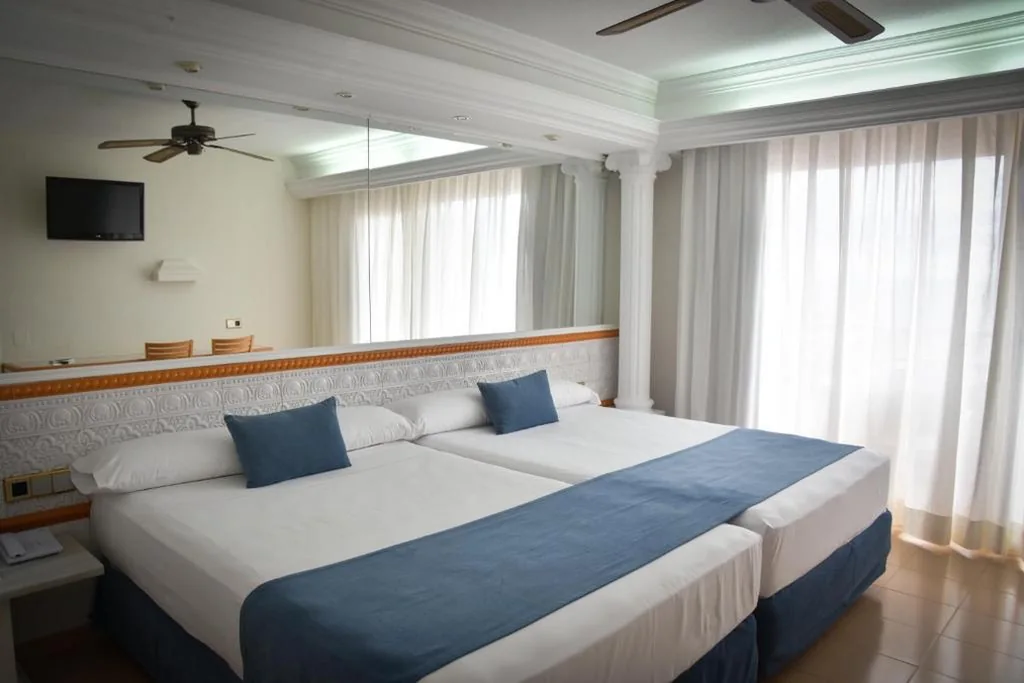 Habitación Doble (2 adultos + 1 niño) — Playacapricho