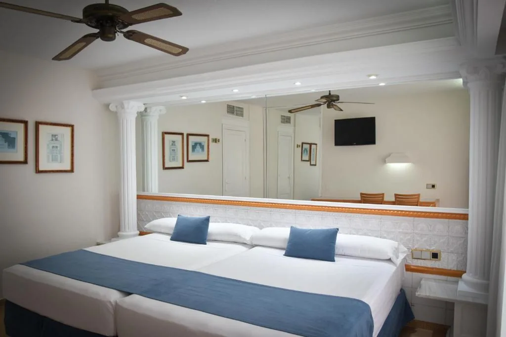 Habitación Doble (2 adultos + 2 niños) — Playacapricho