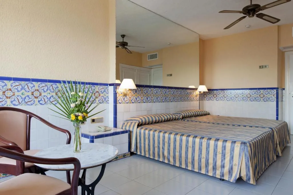 Chambre double avec vue sur la mer (2 adultes + 2 enfants) — Playalinda