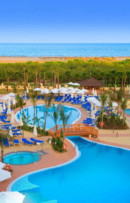 Doppelzimmer (2 Erwachsene + 1 Kind) – 1 oder 2 Betten — Playamarina