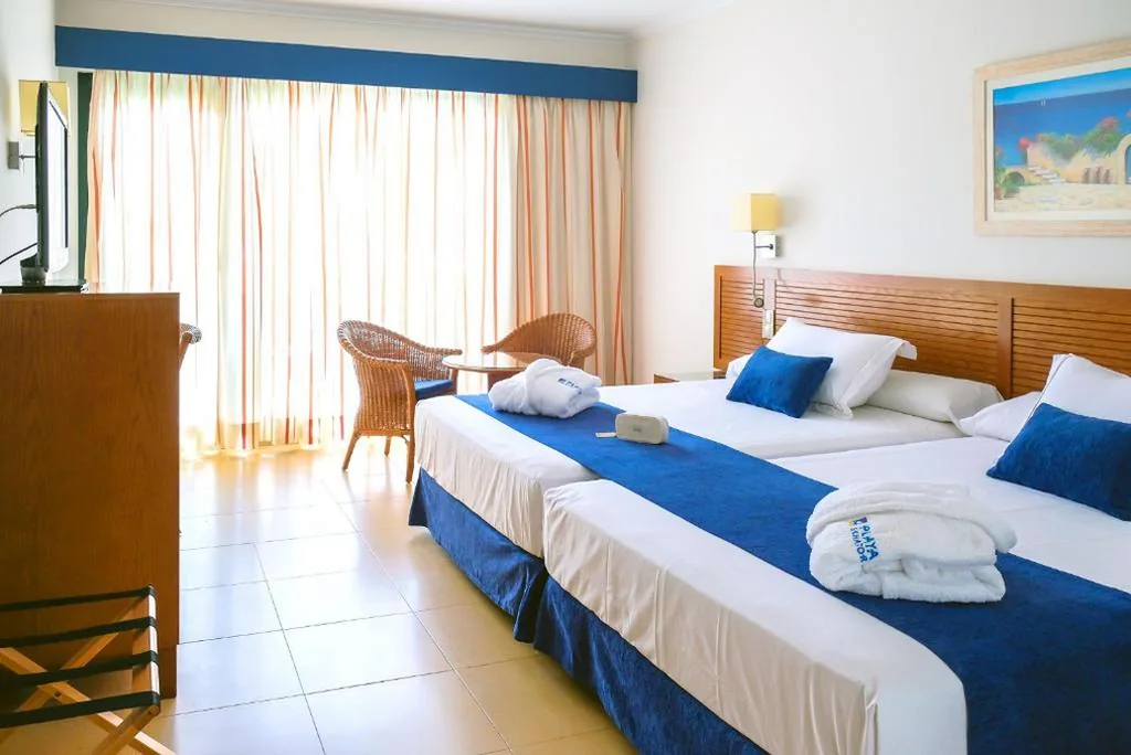 Doppelzimmer mit Meerblick (2 Erwachsene + 2 Kinder) — Playamarina