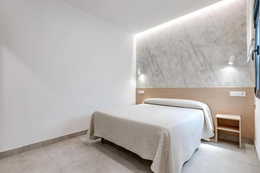 Standard Room - 1 Large Bed — Plaza 5 Rooms Vistalegre