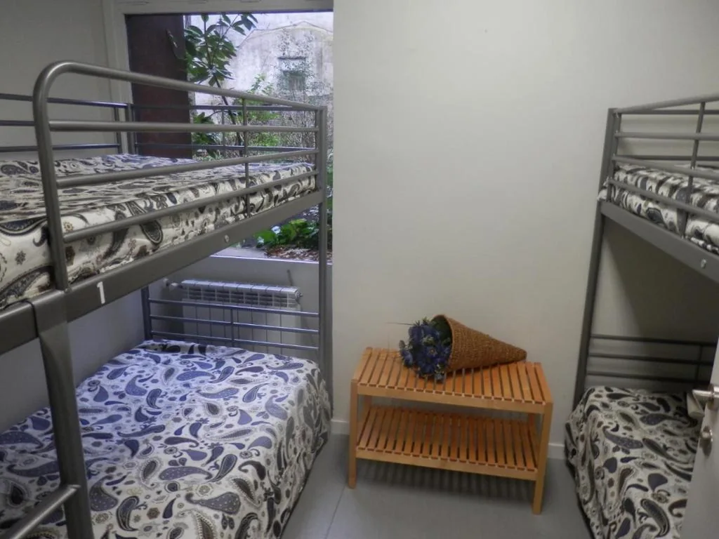 Voordelige vierpersoonskamer met gedeelde badkamer — Plaza Catedral hostel