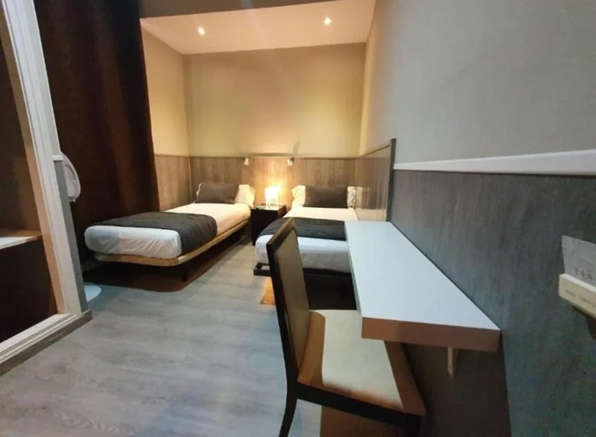 Economy-Doppelzimmer mit 2 Betten — Plaza Dort Rooms I