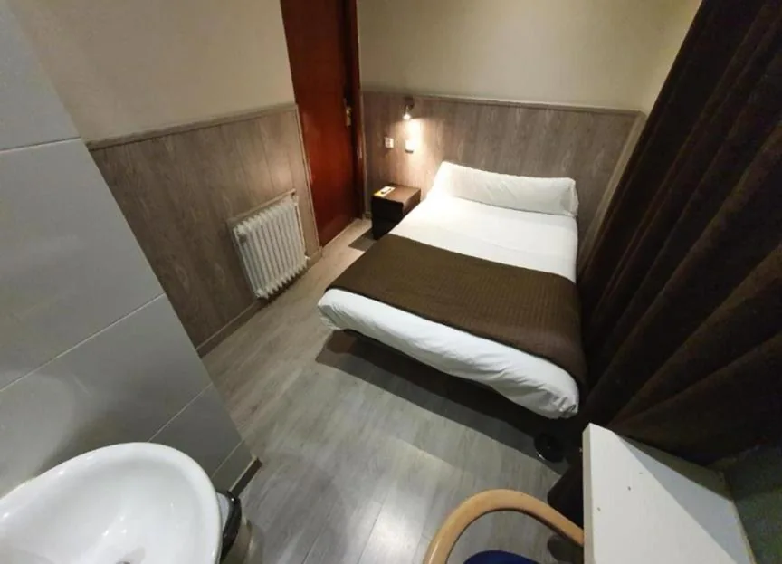 Einzelzimmer mit Gemeinschaftsbad — Plaza Dort Rooms I